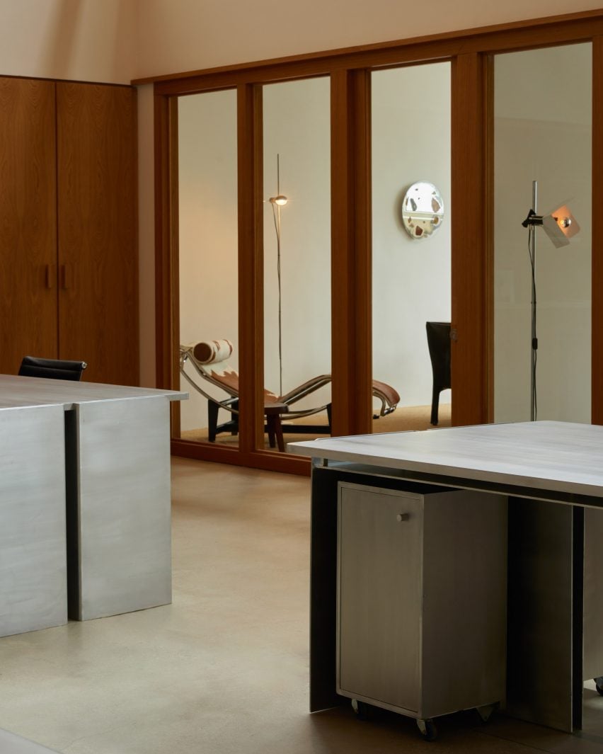 Escritórios criativos em Los Angeles com design inovador e acolhedor. 3 Escritórios executivos visíveis através de painéis de vidro a partir do espaço de trabalho colaborativo.
