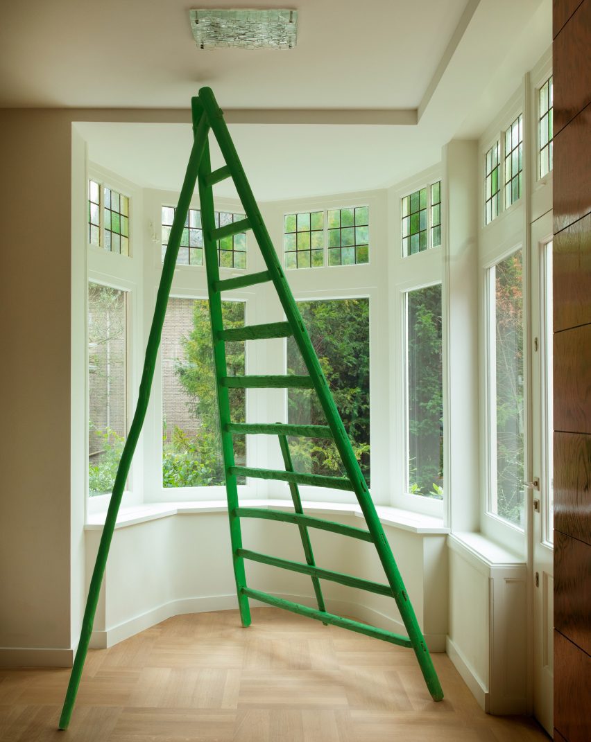 Interiores surpreendentes que se destacam com escadas criativas. 2 Uma escada de frutas verde, datada de 1890, em uma esquina com janela no Collectors Home, na Holanda, projetada pelo DAB Studio. A escada foi projetada especificamente para o projeto, em referência aos vidros coloridos que a cercam.