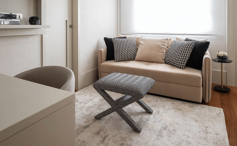 O preto e o bege criam um interessante contraste, trazendo mais personalidade ao décor.