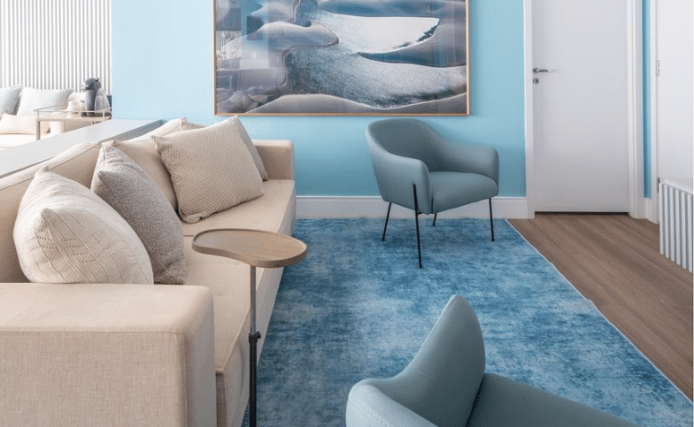 Os tons de azul na decoração trazem sensações de profundidade e calma.
