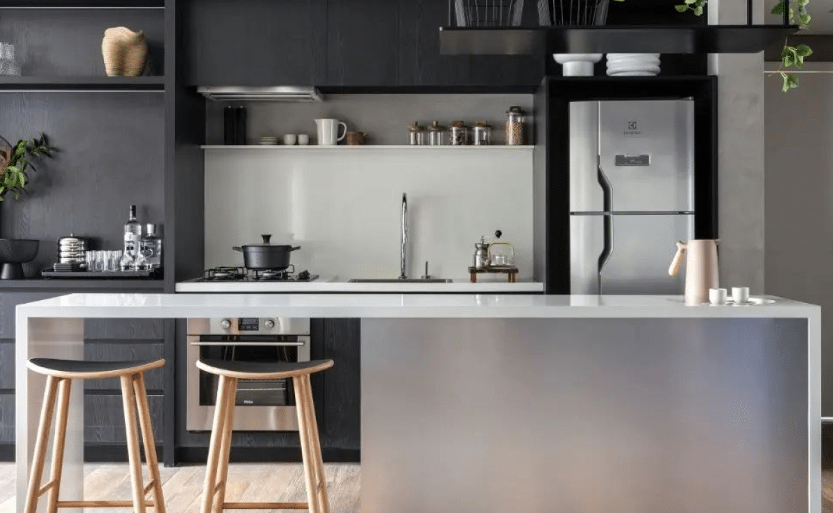 Ideias Para Cozinhas Planejadas com Bancadas 2 Imagem de uma cozinha planejada com bancada, estilo moderno e cores neutras.