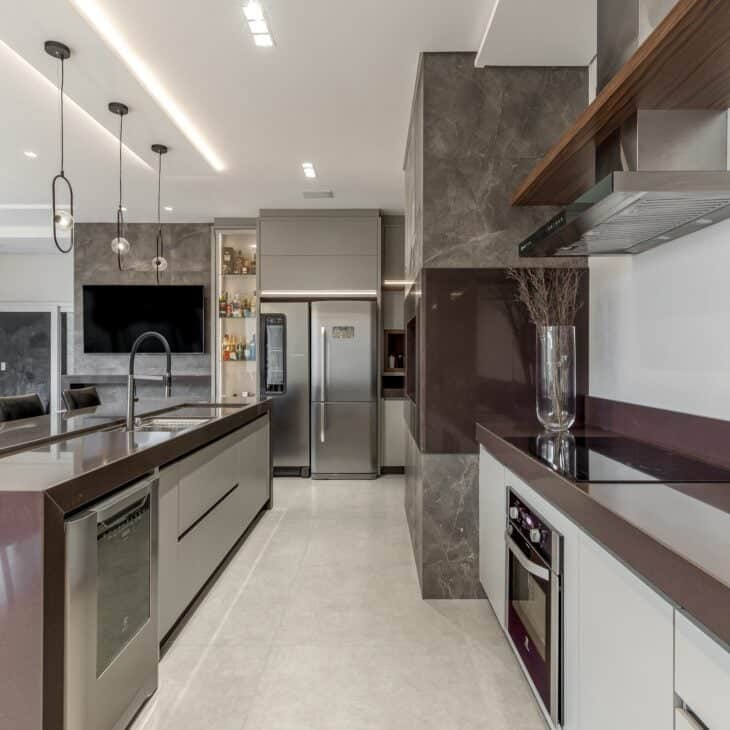 Ideias Para Cozinhas Planejadas com Bancadas 4 Imagem de uma cozinha planejada com bancada, destacando espaço para preparo de alimentos.