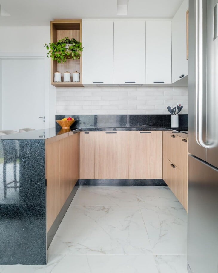 Ideias Para Cozinhas Planejadas com Bancadas 6 Imagem de cozinha planejada com bancada, ideal para pequenas refeições.