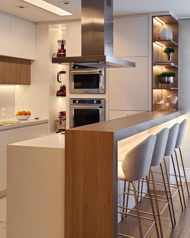 Ideias Para Cozinhas Planejadas com Bancadas 9 Imagem de uma cozinha elegante, com bancada e destaque no design.