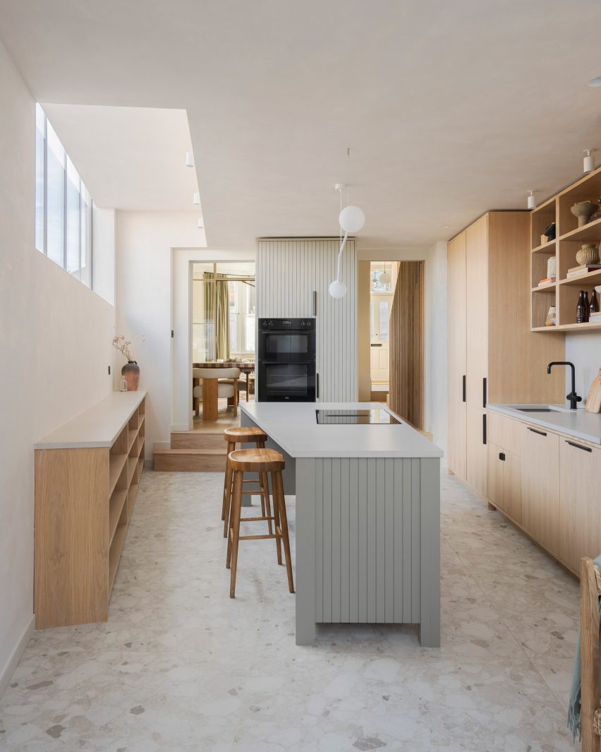 Interior da cozinha da casa na Crystal Palace Road, que mostra um novo espaço luminoso e arejado, projetado para trazer luz natural ao ambiente.