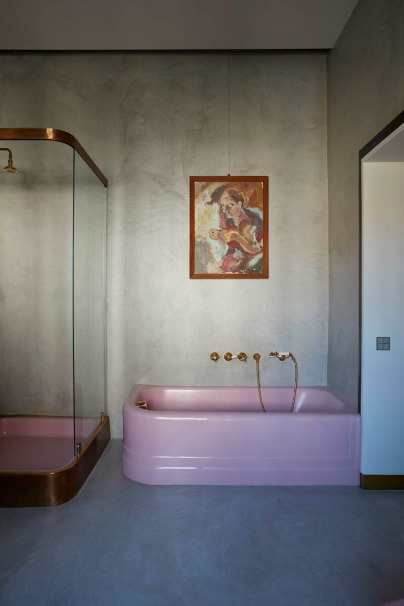 Oito banheiros elegantes com banheiras impressionantes em destaque. 3 Banheira rosa em um apartamento em Milão, Itália, mantida como um tributo ao arquiteto Gio Ponti, contrastando com as paredes revestidas em microconcreto.