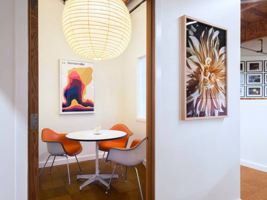 5 soluções criativas para a renovação do Eames Institute. 4 Nook pequeno no escritório, oferecendo um ambiente íntimo e inspirador para trabalho e criatividade.
