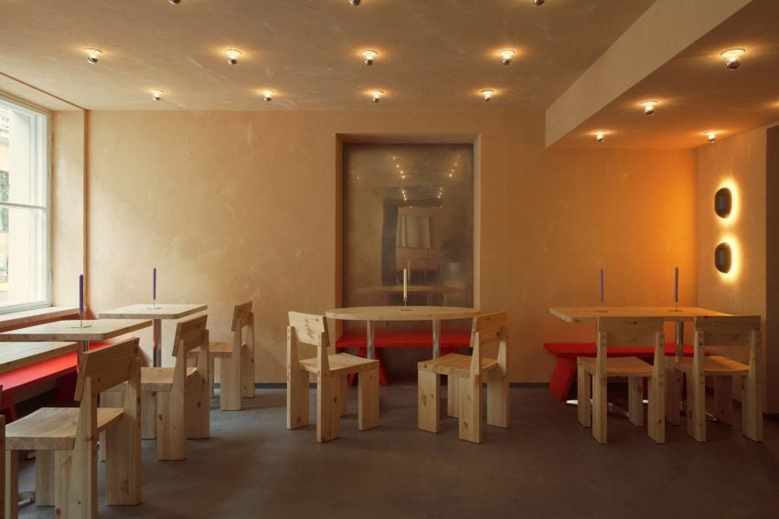 El Fant Bar une design tradicional e contemporâneo na Finlândia. 4 Interior do café e bar com luminárias de parede Howard da Gubi.