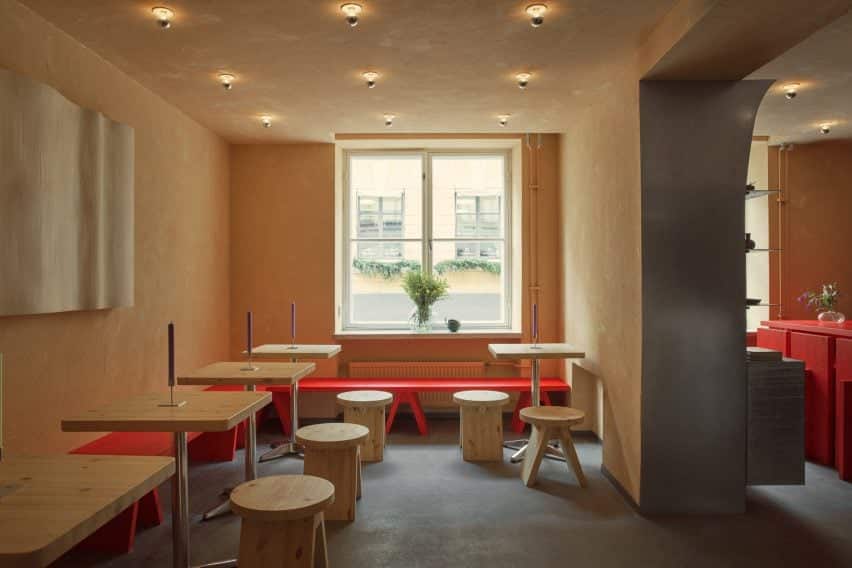 El Fant Bar une design tradicional e contemporâneo na Finlândia. 2 Área de refeições com móveis criados pelo ateliê Puutamo.