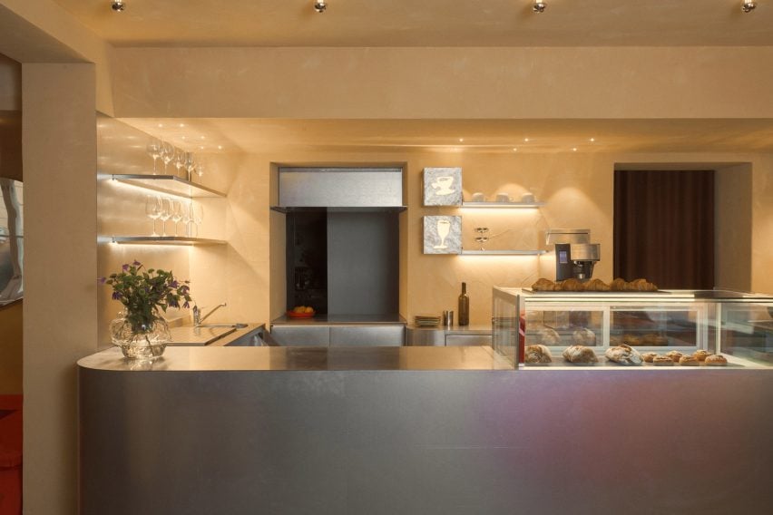 El Fant Bar une design tradicional e contemporâneo na Finlândia. 3 Área do bar central com bar personalizado de aço galvanizado projetado pelo Yatofu.