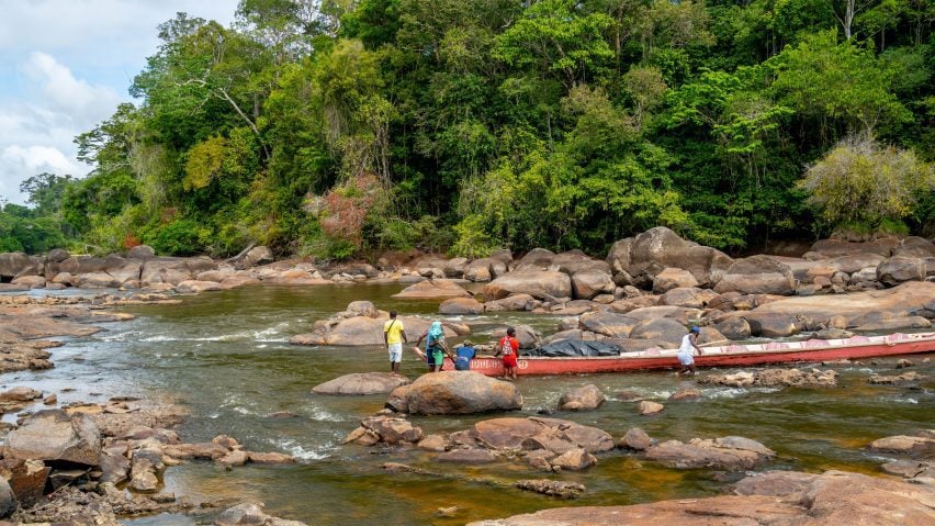 Suriname busca desenvolvimento sustentável sem destruir o meio ambiente. 2 Suriname é o país mais arborizado do mundo.