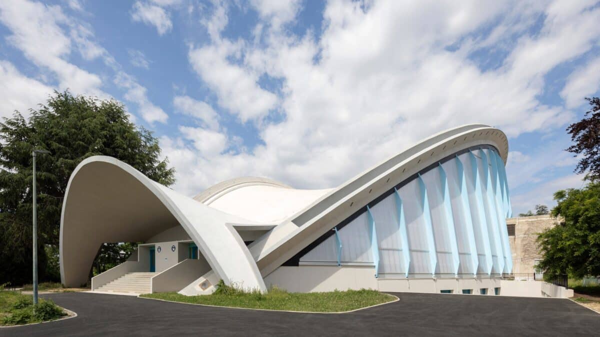 Renovação impressionante do complexo esportivo de Paris.