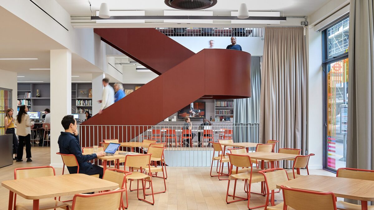 Hawkins\Brown transforma showroom em escritório vibrante e inovador.