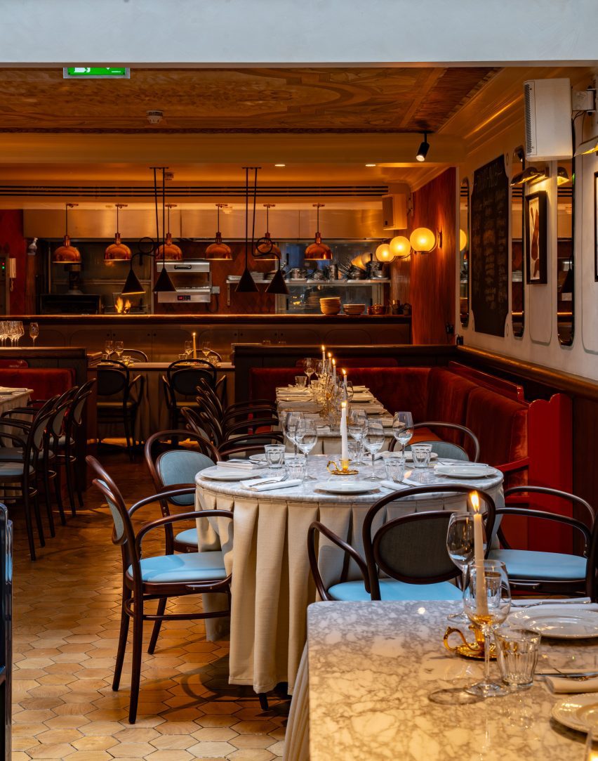 5 maneiras criativas de unir pubs britânicos e brasseries francesas no restaurante Henri. 3 Sala de jantar do Henri, com móveis sob medida e cores sóbrias.
