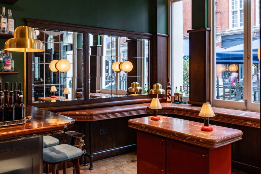 5 maneiras criativas de unir pubs britânicos e brasseries francesas no restaurante Henri. 2 Área do bar do restaurante, com detalhes em mármore Coralito e iluminação característica.