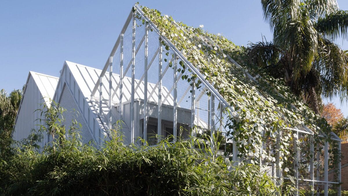 BHY Arquitectos transforma casa dos anos 80 com estufa impressionante.