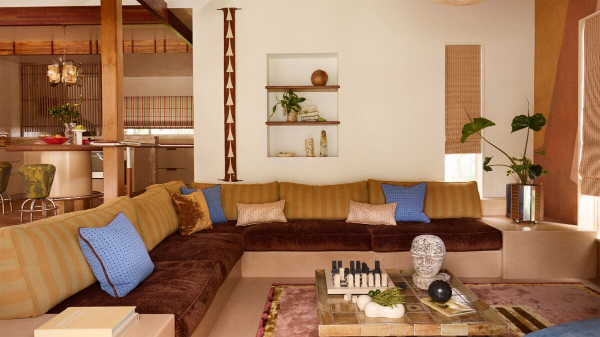 Interior deslumbrante em estilo anos 70 para casa à beira-mar. 1 Interior deslumbrante em estilo anos 70 para casa à beira-mar.