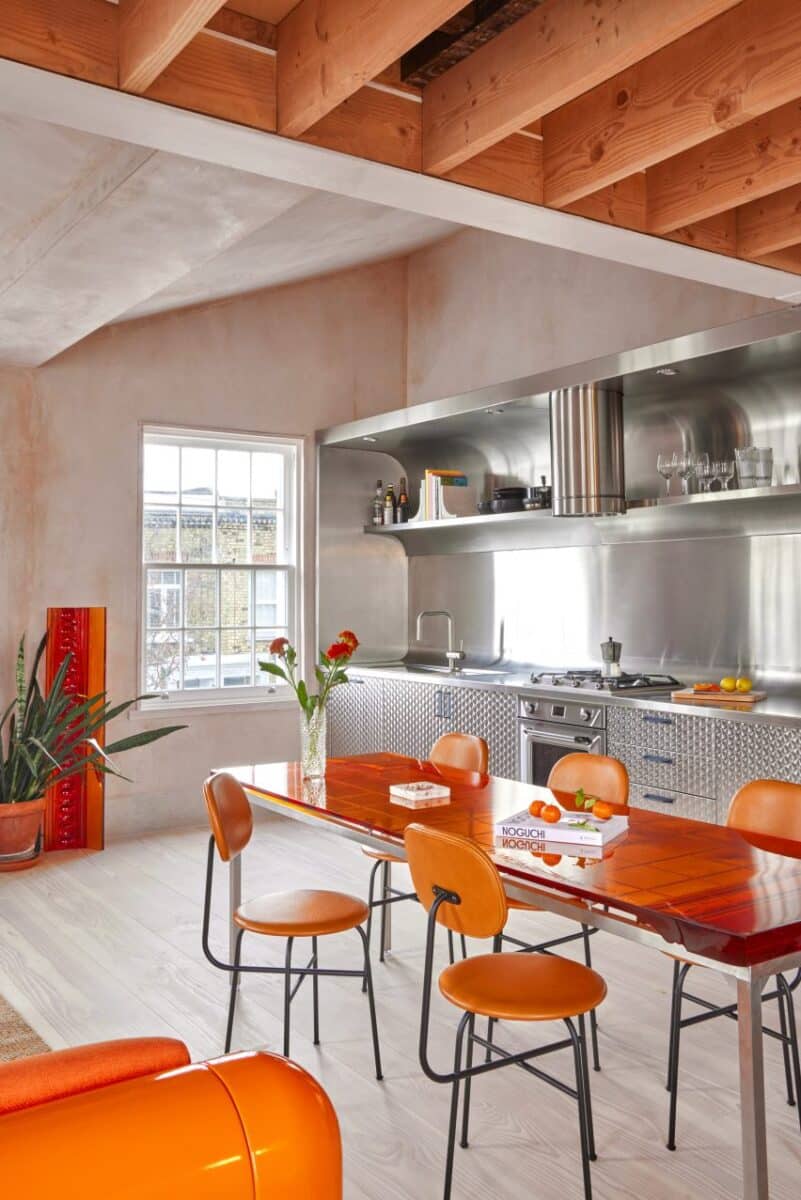 Oito casas autênticas e inspiradoras projetadas por arquitetos. 4 Apartamento em Londres, desenvolvido pela Holloway Li, apresenta cores vibrantes e um design incomum com uma banheira na sala de estar.