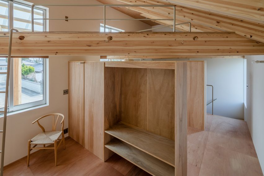 Soluções inteligentes de armazenamento que transformam ambientes. 4 A casa Nakauchi no Japão, com divisórias de armazenamento de madeira projetadas pelo estúdio Snark.