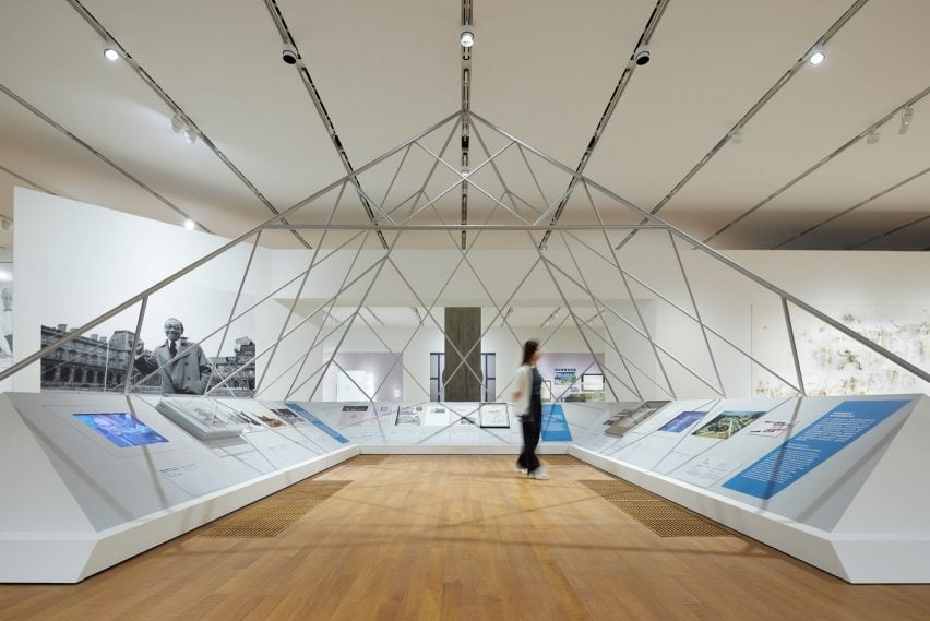 Maquete da pirâmide do Museu do Louvre, talvez o projeto mais conhecido de Pei.