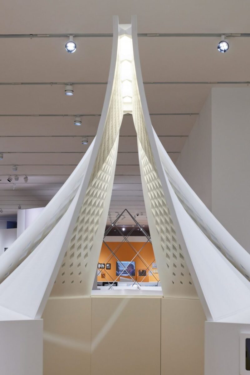 5 maneiras criativas de entender a inseparabilidade entre arquitetura e vida. 3 Uma vista panorâmica da sala de exposição com mais de 400 objetos que nunca foram exibidos antes, retratando a contribuição de Pei para a arquitetura.