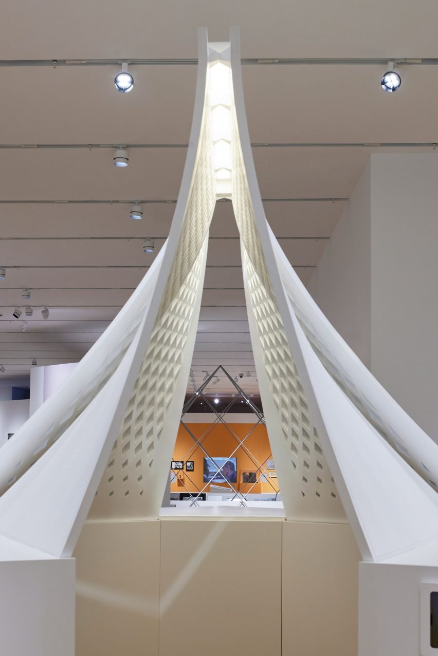 A exposição destaca a contribuição de Pei ao design urbano.
