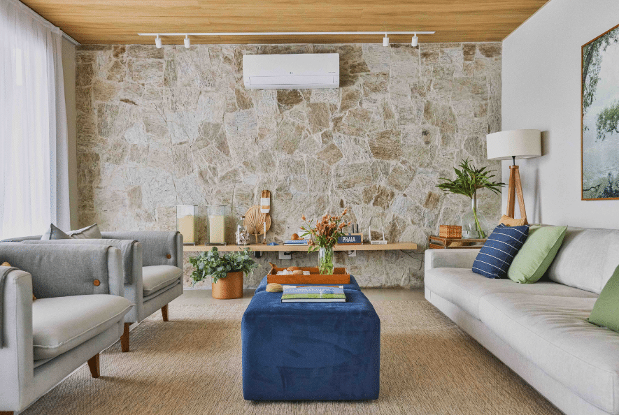 5 Tipos de Revestimento para Sala e Como Escolher 4 Revestimento para sala: sala de estar tem estilo clean e praiano – Projeto: Camila Fleck Arquitetura e Interiores | Foto: Pedro Mello