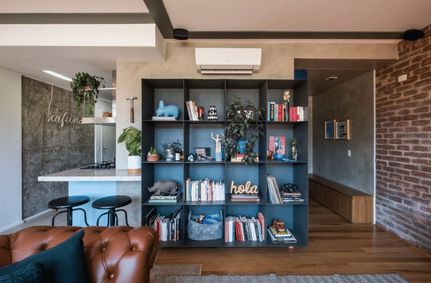 5 Tipos de Revestimento para Sala e Como Escolher 6 Revestimento para sala: a combinação moderna e urbana do tijolinho + cimento queimado – Projeto: Sp Estudio Arquitetura
