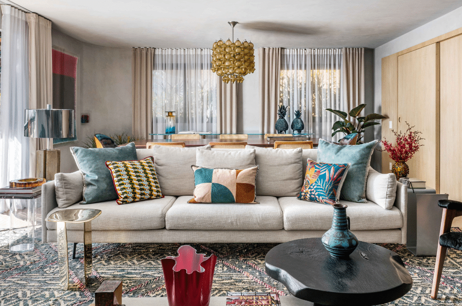 5 Tipos de Revestimento para Sala e Como Escolher 9 Revestimento para sala: apartamento com aproximadamente 230m² concilia a estrutura limpa com um décor cheio de personalidade – Projeto: Diego Revollo | Foto: Renato Navarro