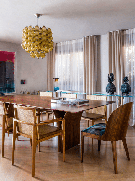 5 Tipos de Revestimento para Sala e Como Escolher 10 Revestimento para sala: sala de jantar integrada com cozinha, aconchegante em tons de bege e marrom acinzentado – Projeto: Diego Revollo | Foto: Renato Navarro