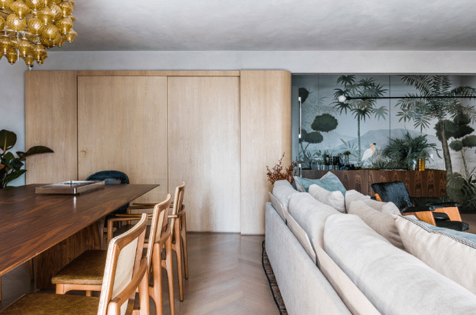 5 Tipos de Revestimento para Sala e Como Escolher 11 Revestimento para sala: modernidade e sofisticação no apartamento Trompe L’oeil – Projeto: Diego Revollo | Foto: Renato Navarro