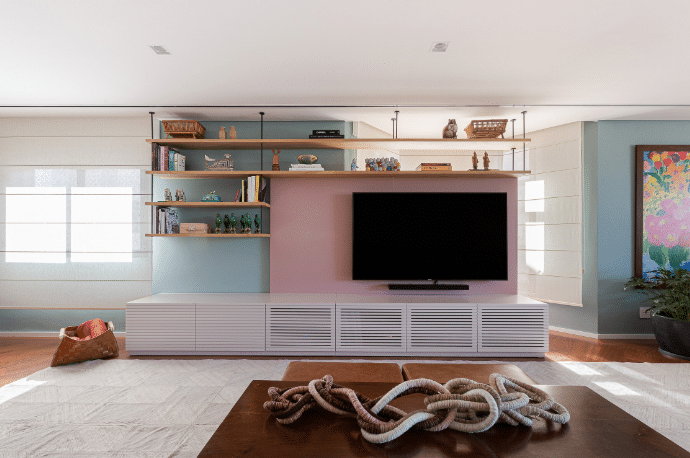 Painel para TV: sala elegante com painel de TV minimalista, prateleiras para organização e decoração contemporânea – Projeto: Duda Senna Arquiterura | Foto: Gisele Rampazzo