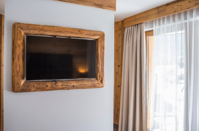 Painel para TV: modelo suspenso é recomendado para espaços pequenos – Foto: Shutterstock