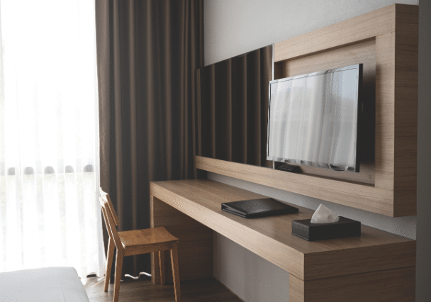 Painel para TV: modelo com escrivaninha cria um espaço de estudo ou trabalho no quarto – Foto: Shutterstock