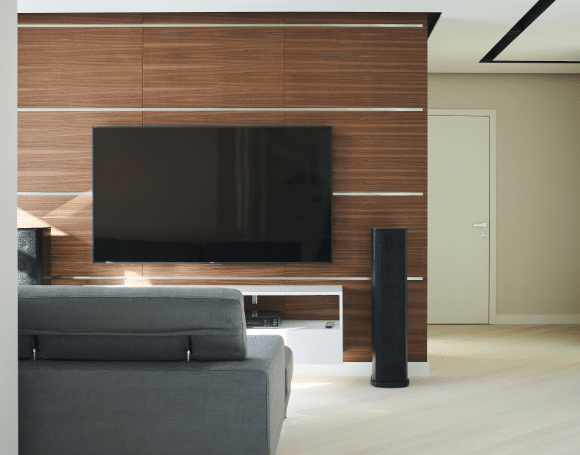 Painel para TV: a escolha do modelo ideal depende do tamanho da TV e da distância do sofá ou cama – Foto: Shutterstock