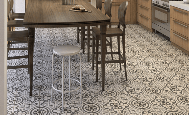 Como Escolher a Cerâmica Ideal para a Cozinha: Beleza, Praticidade e Resistência 2 Cerâmica para cozinha: Ladrilho Minas, especificado no piso deste ambiente, é um porcelanato com superfície acetinada que pode ser usado em locais de tráfego médio – Foto: Ceusa