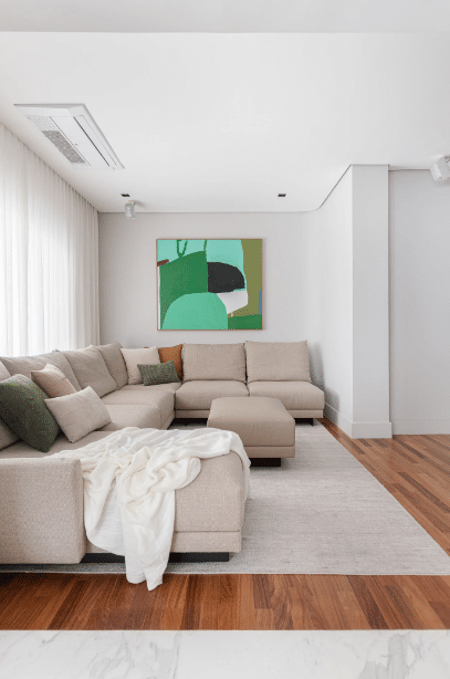 7 Melhores Cores para Sala: Inspirações e Dicas de Combinação 1 Cores para sala: branco é clássico e combina com diversos tons – Projeto: Duda Senna | Foto: Gisele Rampazzo
