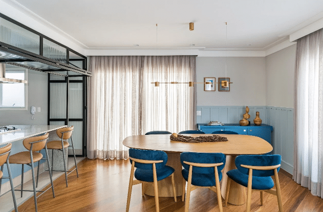 7 Melhores Cores para Sala: Inspirações e Dicas de Combinação 2 Cores para sala: azul é a cor protagonista deste ambiente – Projeto: Gabriela Padro | Foto: Kadu Lopes