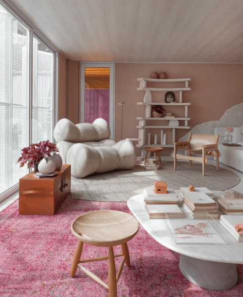 7 Melhores Cores para Sala: Inspirações e Dicas de Combinação 3 Cores para sala: rosa + bege em projeto delicado e cheio de significados – Projeto: Juliana Loffi | Projeto: Lio Simas/CASACOR