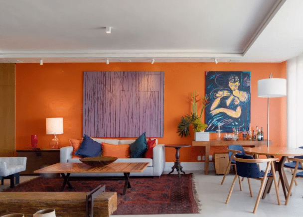 7 Melhores Cores para Sala: Inspirações e Dicas de Combinação 6 Cores para sala: laranja é marcante, mas precisa ser combinada com tons neutros – Projeto: Chicô Gouvêa | Projeto: André Nazareth/CASACOR
