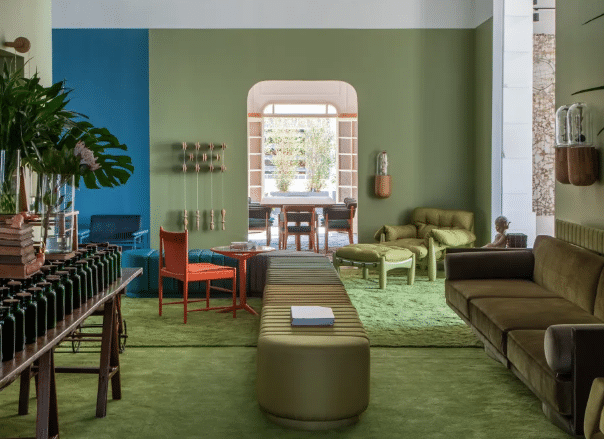 7 Melhores Cores para Sala: Inspirações e Dicas de Combinação 7 Cores para sala: verde + azul + laranja – Projeto: Leo Romano | Foto: André Nazareth/CASACOR