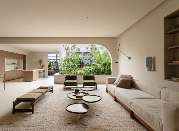 7 Melhores Cores para Sala: Inspirações e Dicas de Combinação 10 Cores para sala: bege é versátil e combina com diversos tons – Projeto: Lucas Takaoka | Foto: Gabriela Daltro/CASACOR