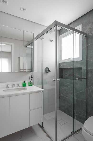 5 Dicas para Escolher o Melhor Box para Banheiro 2 Box para banheiro: opte por modelos que se harmonizam com revestimentos e móveis – Projeto: Tatu Arquitetura | Foto: Thiago Travesso