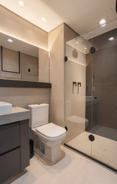 5 Dicas para Escolher o Melhor Box para Banheiro 8 Box para banheiro: portas de correr de duas ou três folhas são práticas em espaços limitados – Projeto: Rafaella Grasnoff – Loft 7 Arquitetura | Foto: Dam Mol