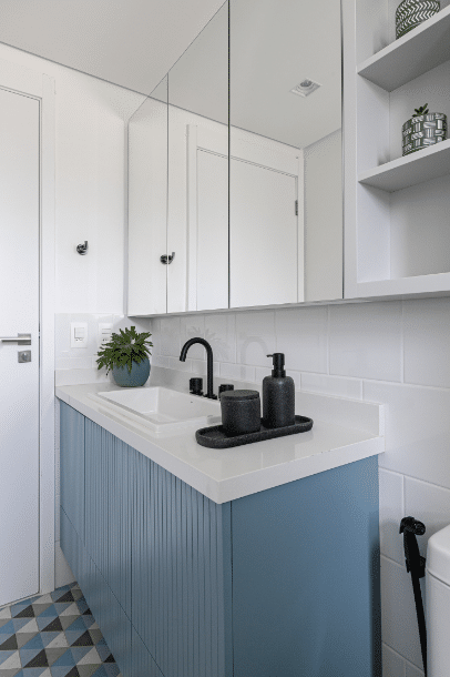 3 Modelos de Pia para Banheiro Pequeno para se Inspirar 13 Banheiro pequeno e elegante com cuba de sobrepor branca, complementada por acessórios pretos e gabinete azul – Projeto: Duda Senna | Foto: Gisele Rampazzo