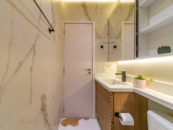3 Modelos de Pia para Banheiro Pequeno para se Inspirar 15 Pia para banheiro pequeno esculpida + revestimento marmorizado – Projeto: AGT Arquitetura – Bianca Agustinetti | Foto: @arquitturafotografica