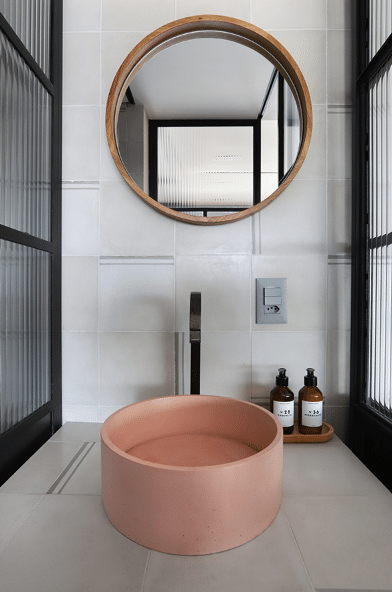 3 Modelos de Pia para Banheiro Pequeno para se Inspirar 20 Considere o estilo do seu banheiro ao escolher a cor da pia: opte por tons neutros para décor atemporal e vibrantes para um ambiente cheio de personalidade – Projeto: Mandril Arquitetura | Foto: Mariana Orsi @marianaorsifotografia