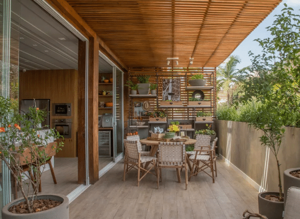 7 Modelos de Pergolado e Dicas para se Inspirar 1 Um terraço coberto por pergolado de madeira com horta de temperos e hortaliças – Projeto: Marcelo Diniz, Mateus Finzeto e Deise Pucci | Foto: Felipe Araújo/CASACOR