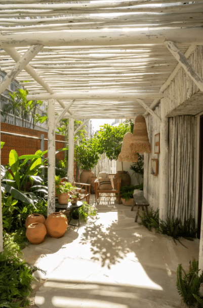 7 Modelos de Pergolado e Dicas para se Inspirar 2 Pergolado de eucalipto é perfeito para décor rústico em varandas e jardins – Projeto: Luciana Bacheschi e Gabriela Pileggi | Foto: Cacá Bratke/CASACOR