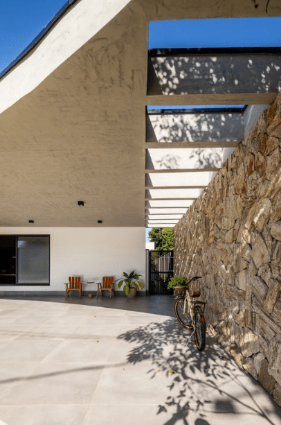 7 Modelos de Pergolado e Dicas para se Inspirar 4 Pergolado de concreto é recomendado para corredores e varandas – Projeto: Pietro Terlizzi | Foto: Guilherme Pucci/CASACOR